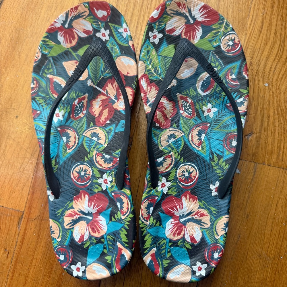 Women’s Iqushion Floral FitFlop Sz 5